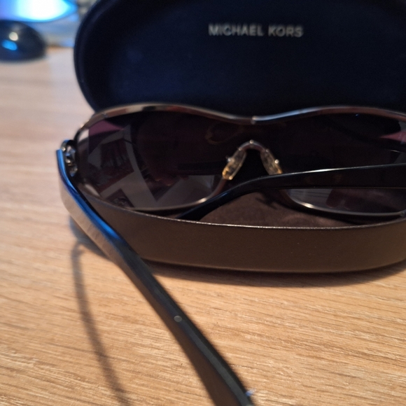 Micheal kors sun glasses - Picture 6 of 6